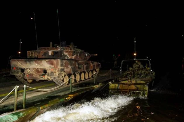 ΓΕΣ: Επιχειρησιακή εκπαίδευση του Δ’ Σώματος Στρατού στα πλωτά μέσα σε Έβρο και Άρδα – Εικόνες